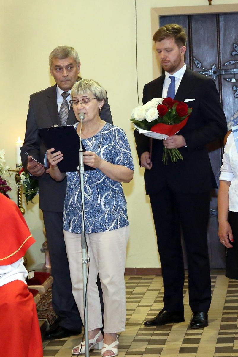 Zdjęcie w galerii na portalu naszraciborz.pl: Brawa od parafian i Krzyż Kawalerski Orderu Odrodzenia Polski od Prezydenta RP – Ostróg żegna ks. Jerzego Hetmańczyka [FOTO] wiadomości z regionu
