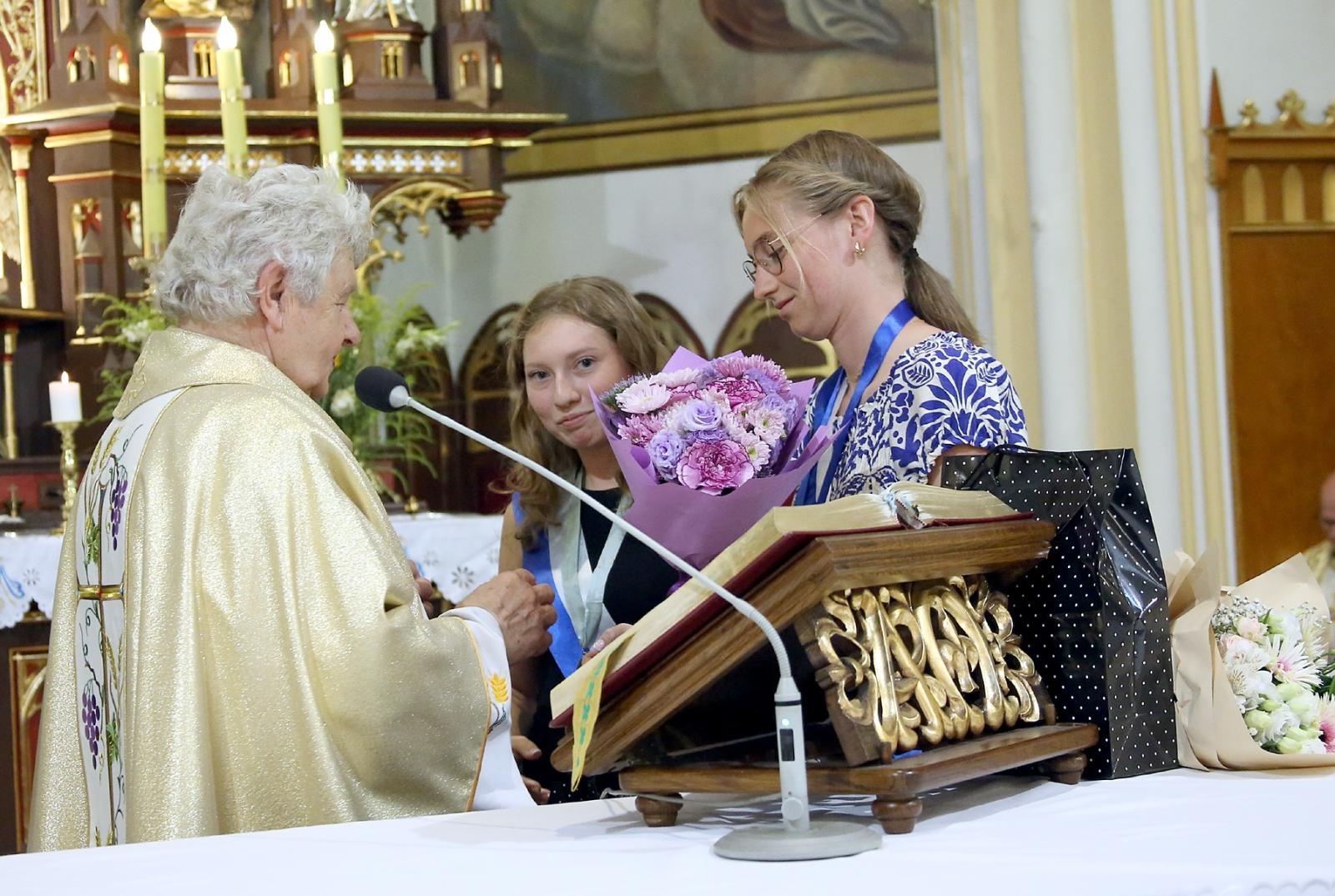 Zdjęcie w galerii na portalu naszraciborz.pl: Brawa od parafian i Krzyż Kawalerski Orderu Odrodzenia Polski od Prezydenta RP – Ostróg żegna ks. Jerzego Hetmańczyka [FOTO] wiadomości z regionu