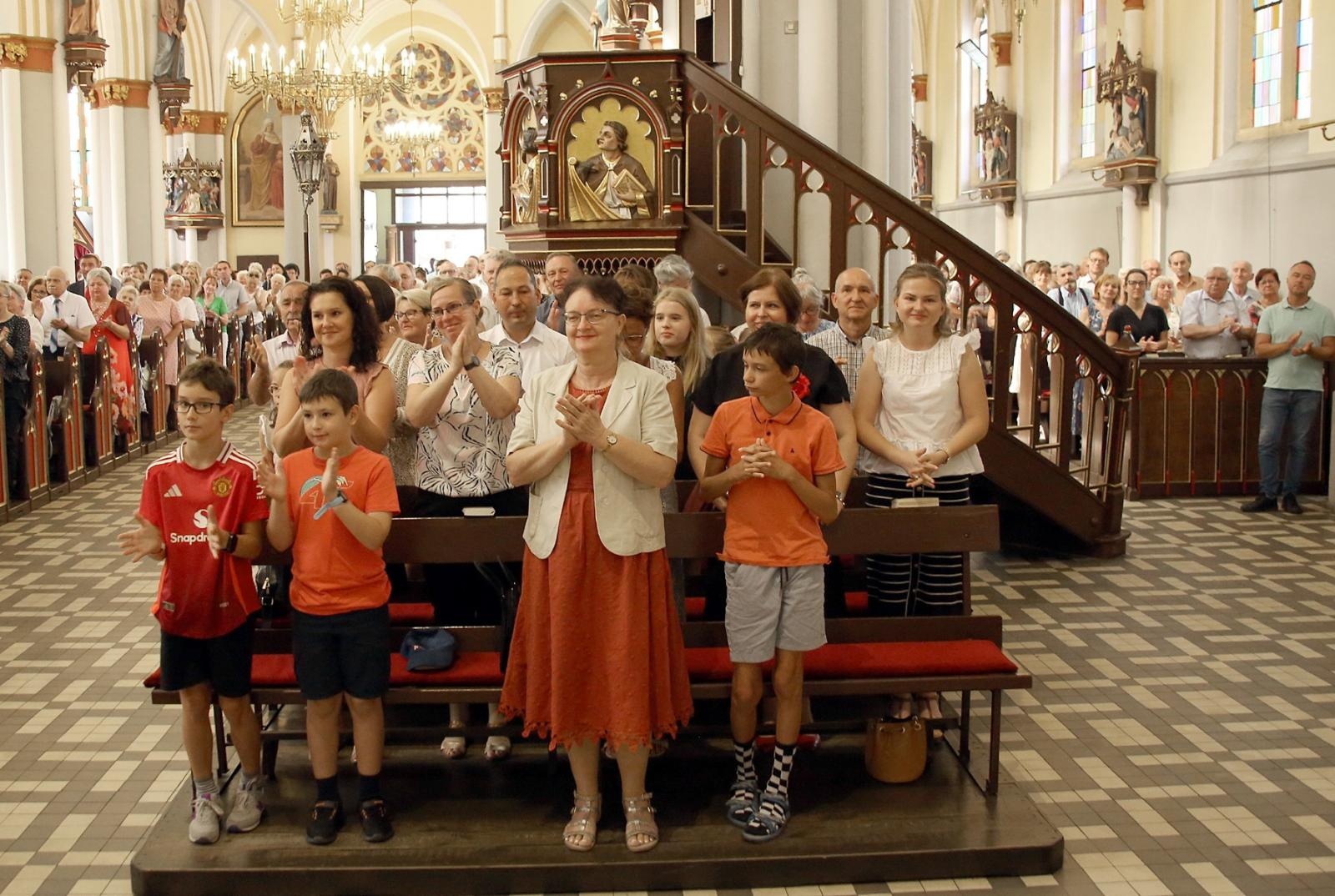 Zdjęcie w galerii na portalu naszraciborz.pl: Brawa od parafian i Krzyż Kawalerski Orderu Odrodzenia Polski od Prezydenta RP – Ostróg żegna ks. Jerzego Hetmańczyka [FOTO] wiadomości z regionu