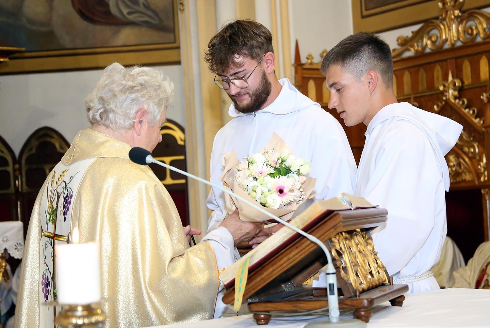 Zdjęcie w galerii na portalu naszraciborz.pl: Brawa od parafian i Krzyż Kawalerski Orderu Odrodzenia Polski od Prezydenta RP – Ostróg żegna ks. Jerzego Hetmańczyka [FOTO] wiadomości z regionu