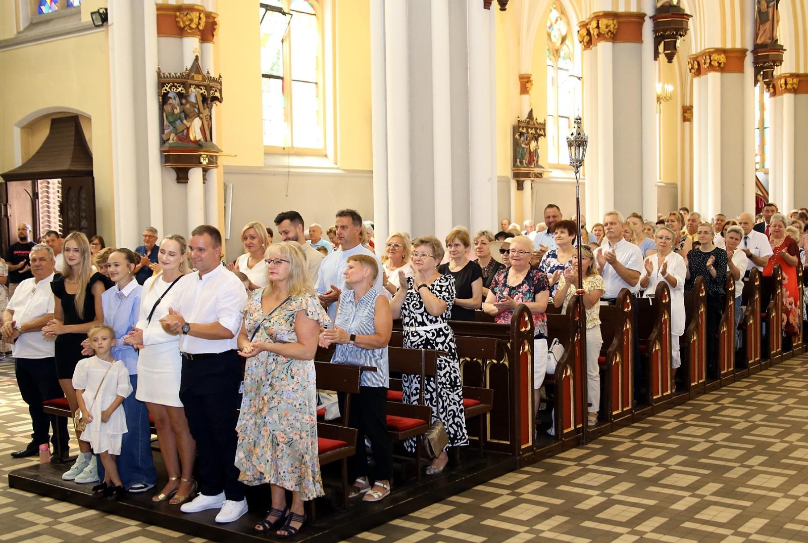 Zdjęcie w galerii na portalu naszraciborz.pl: Brawa od parafian i Krzyż Kawalerski Orderu Odrodzenia Polski od Prezydenta RP – Ostróg żegna ks. Jerzego Hetmańczyka [FOTO] wiadomości z regionu