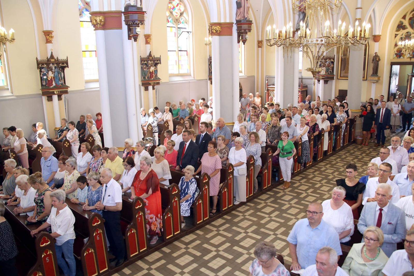 Zdjęcie w galerii na portalu naszraciborz.pl: Brawa od parafian i Krzyż Kawalerski Orderu Odrodzenia Polski od Prezydenta RP – Ostróg żegna ks. Jerzego Hetmańczyka [FOTO] wiadomości z regionu
