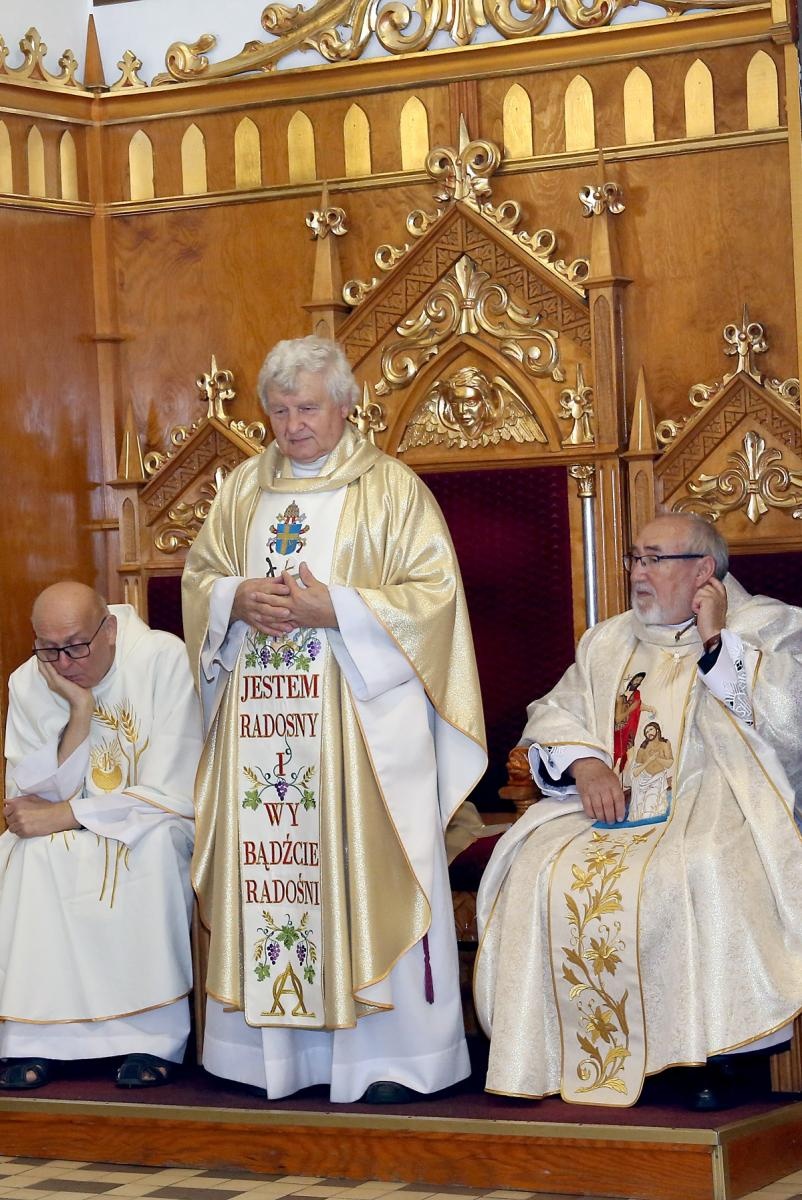 Zdjęcie w galerii na portalu naszraciborz.pl: Brawa od parafian i Krzyż Kawalerski Orderu Odrodzenia Polski od Prezydenta RP – Ostróg żegna ks. Jerzego Hetmańczyka [FOTO] wiadomości z regionu