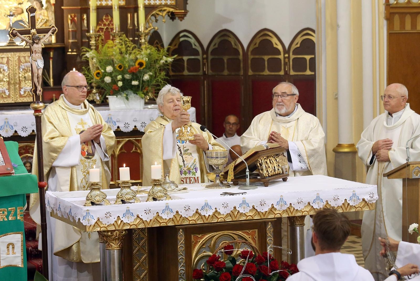 Zdjęcie w galerii na portalu naszraciborz.pl: Brawa od parafian i Krzyż Kawalerski Orderu Odrodzenia Polski od Prezydenta RP – Ostróg żegna ks. Jerzego Hetmańczyka [FOTO] wiadomości z regionu