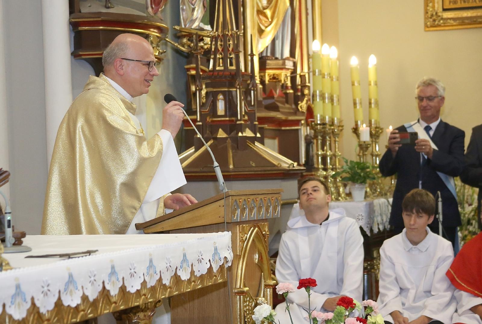 Zdjęcie w galerii na portalu naszraciborz.pl: Brawa od parafian i Krzyż Kawalerski Orderu Odrodzenia Polski od Prezydenta RP – Ostróg żegna ks. Jerzego Hetmańczyka [FOTO] wiadomości z regionu