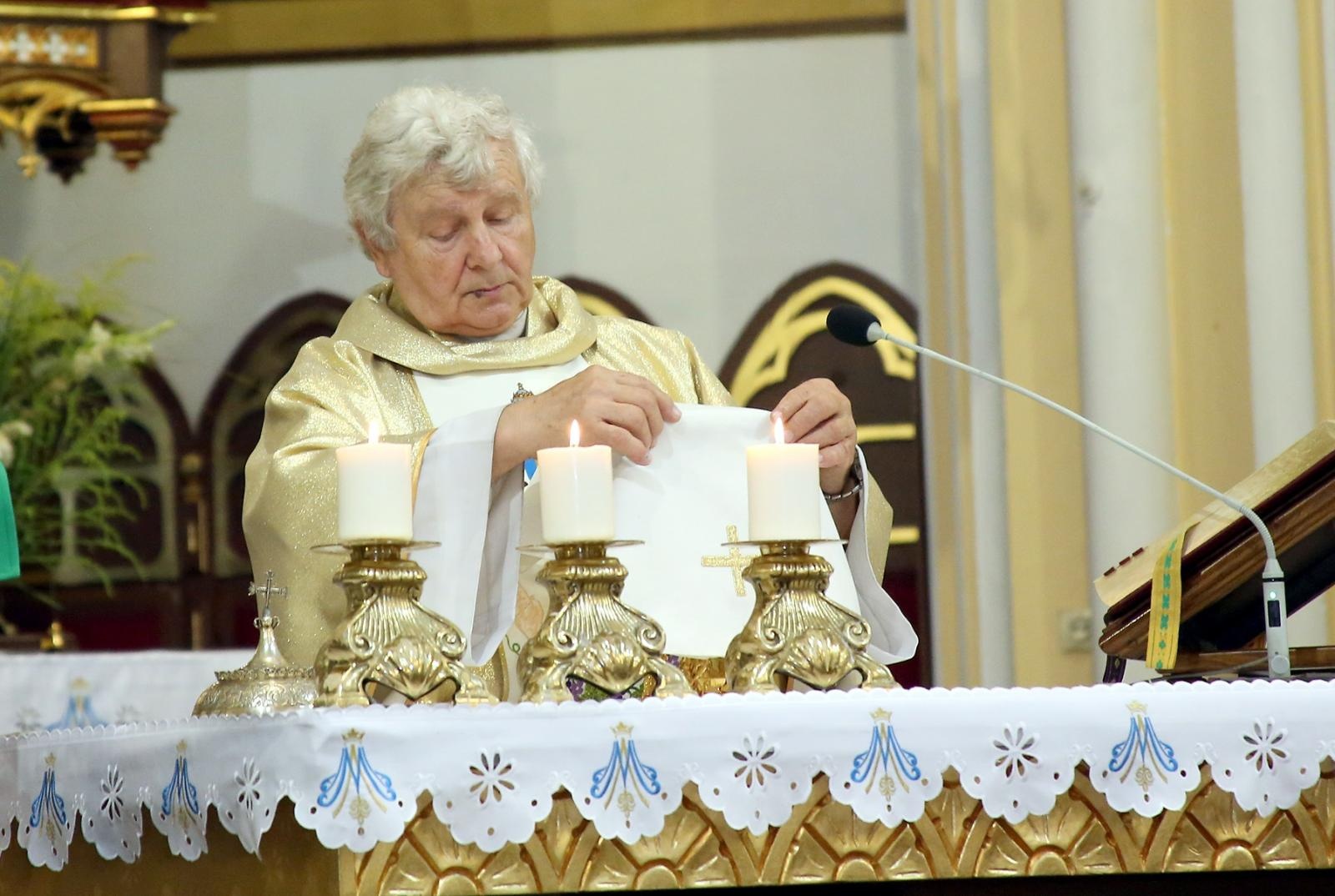 Zdjęcie w galerii na portalu naszraciborz.pl: Brawa od parafian i Krzyż Kawalerski Orderu Odrodzenia Polski od Prezydenta RP – Ostróg żegna ks. Jerzego Hetmańczyka [FOTO] wiadomości z regionu