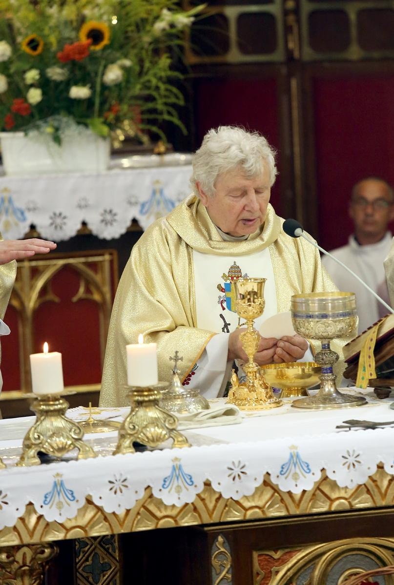 Zdjęcie w galerii na portalu naszraciborz.pl: Brawa od parafian i Krzyż Kawalerski Orderu Odrodzenia Polski od Prezydenta RP – Ostróg żegna ks. Jerzego Hetmańczyka [FOTO] wiadomości z regionu