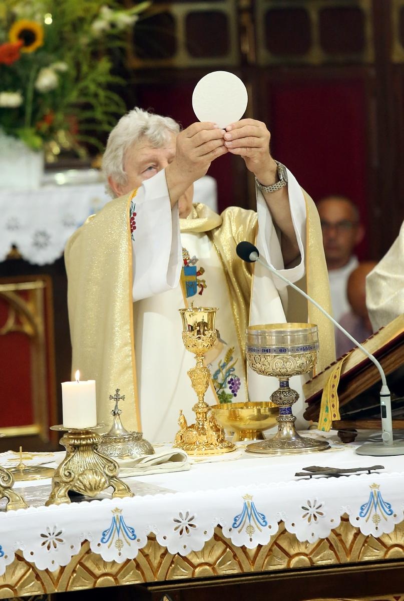Zdjęcie w galerii na portalu naszraciborz.pl: Brawa od parafian i Krzyż Kawalerski Orderu Odrodzenia Polski od Prezydenta RP – Ostróg żegna ks. Jerzego Hetmańczyka [FOTO] wiadomości z regionu