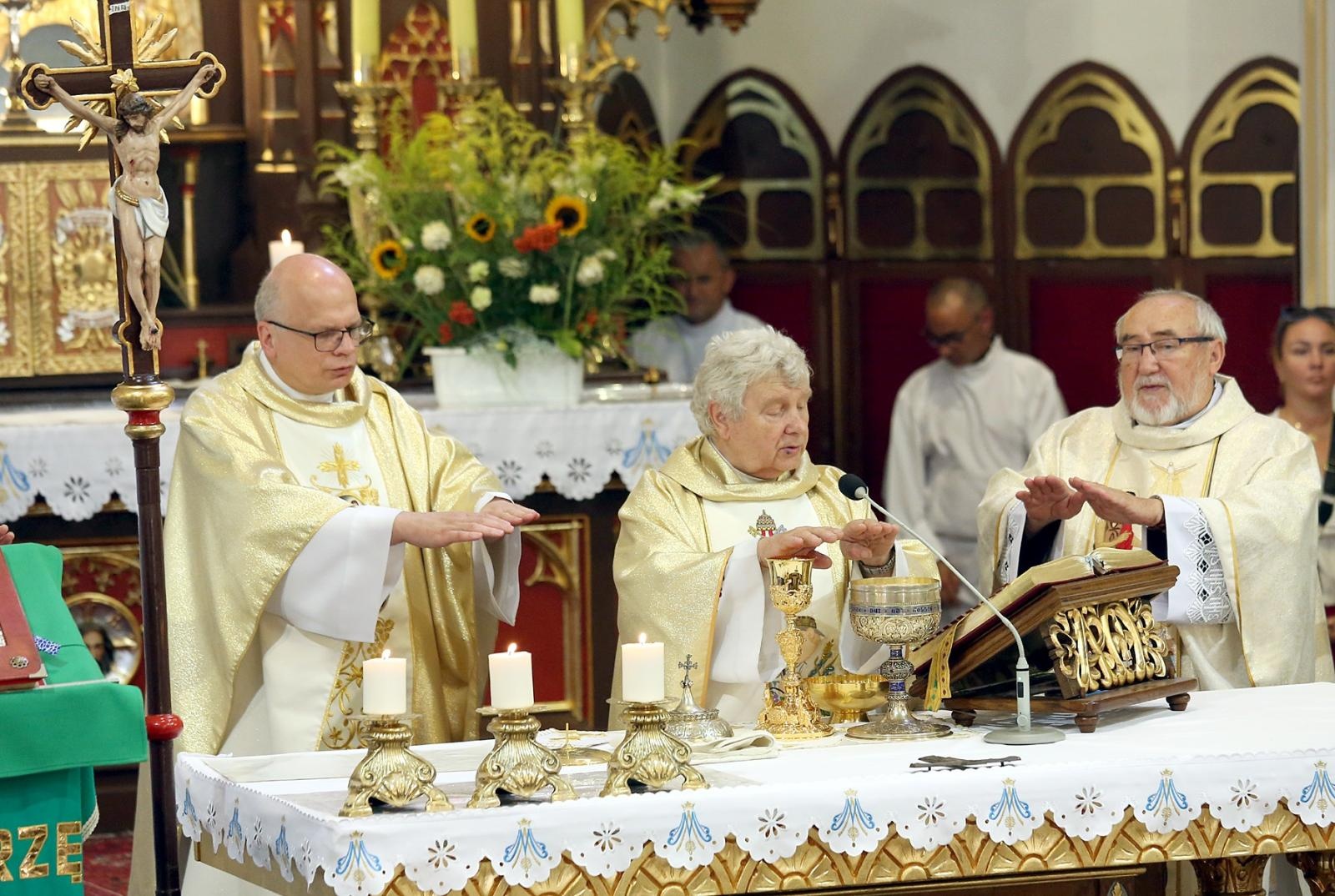Zdjęcie w galerii na portalu naszraciborz.pl: Brawa od parafian i Krzyż Kawalerski Orderu Odrodzenia Polski od Prezydenta RP – Ostróg żegna ks. Jerzego Hetmańczyka [FOTO] wiadomości z regionu