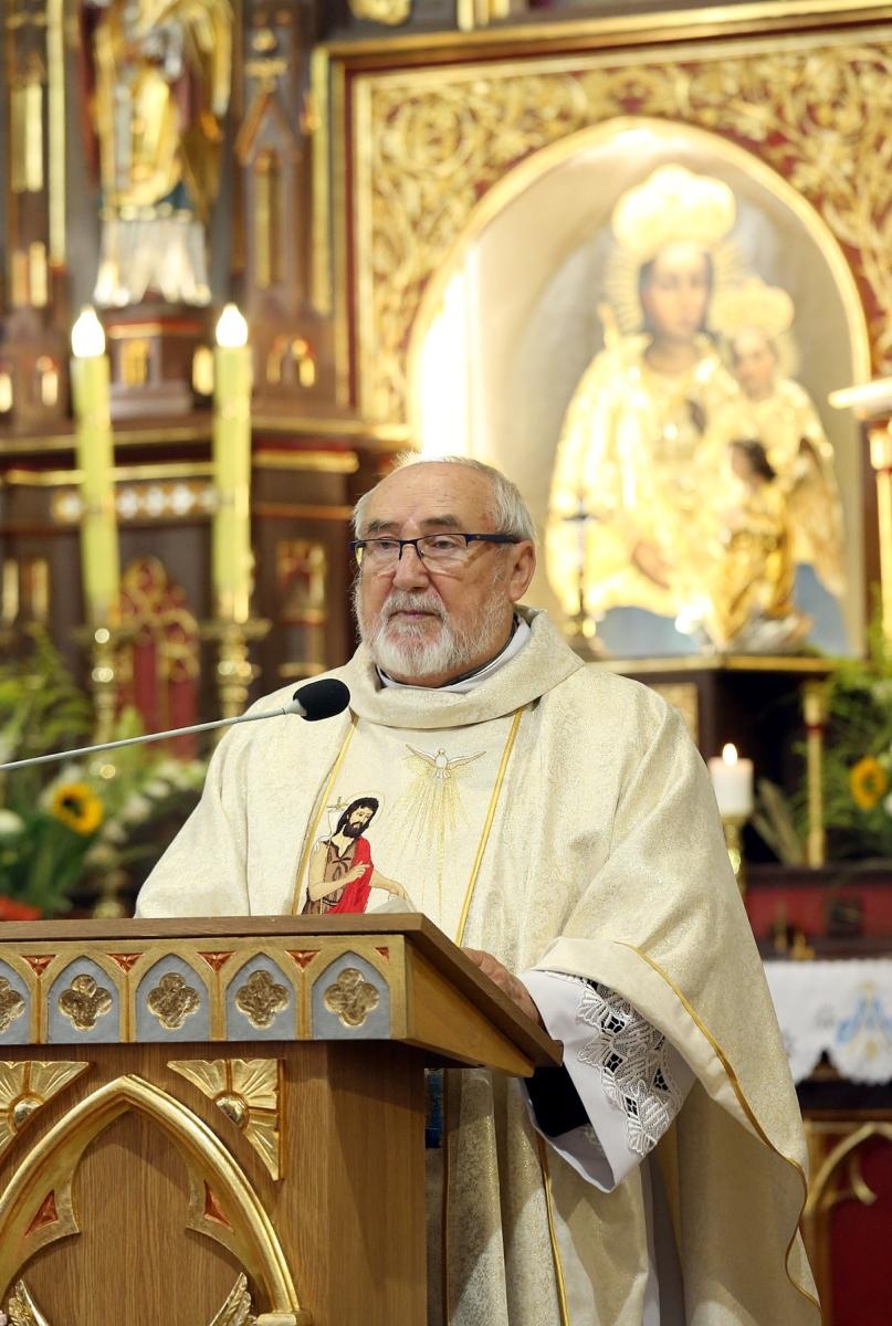 Zdjęcie w galerii na portalu naszraciborz.pl: Brawa od parafian i Krzyż Kawalerski Orderu Odrodzenia Polski od Prezydenta RP – Ostróg żegna ks. Jerzego Hetmańczyka [FOTO] wiadomości z regionu