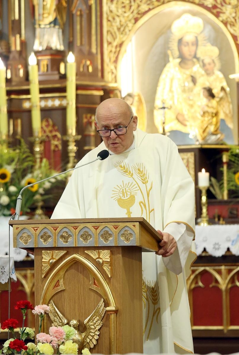 Zdjęcie w galerii na portalu naszraciborz.pl: Brawa od parafian i Krzyż Kawalerski Orderu Odrodzenia Polski od Prezydenta RP – Ostróg żegna ks. Jerzego Hetmańczyka [FOTO] wiadomości z regionu