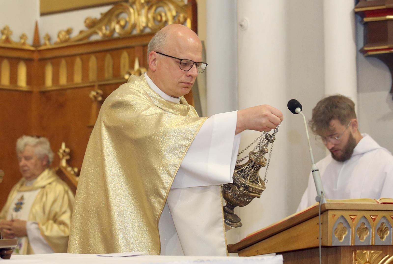 Zdjęcie w galerii na portalu naszraciborz.pl: Brawa od parafian i Krzyż Kawalerski Orderu Odrodzenia Polski od Prezydenta RP – Ostróg żegna ks. Jerzego Hetmańczyka [FOTO] wiadomości z regionu
