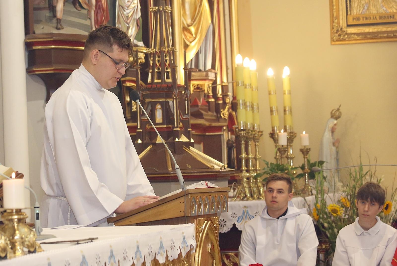 Zdjęcie w galerii na portalu naszraciborz.pl: Brawa od parafian i Krzyż Kawalerski Orderu Odrodzenia Polski od Prezydenta RP – Ostróg żegna ks. Jerzego Hetmańczyka [FOTO] wiadomości z regionu