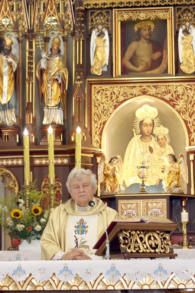 Zdjęcie w galerii na portalu naszraciborz.pl: Brawa od parafian i Krzyż Kawalerski Orderu Odrodzenia Polski od Prezydenta RP – Ostróg żegna ks. Jerzego Hetmańczyka [FOTO] wiadomości z regionu