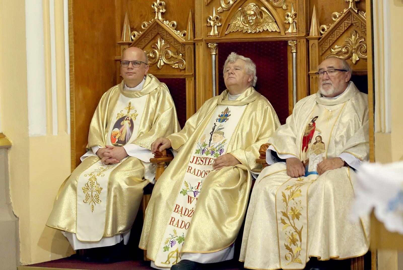Zdjęcie w galerii na portalu naszraciborz.pl: Brawa od parafian i Krzyż Kawalerski Orderu Odrodzenia Polski od Prezydenta RP – Ostróg żegna ks. Jerzego Hetmańczyka [FOTO] wiadomości z regionu