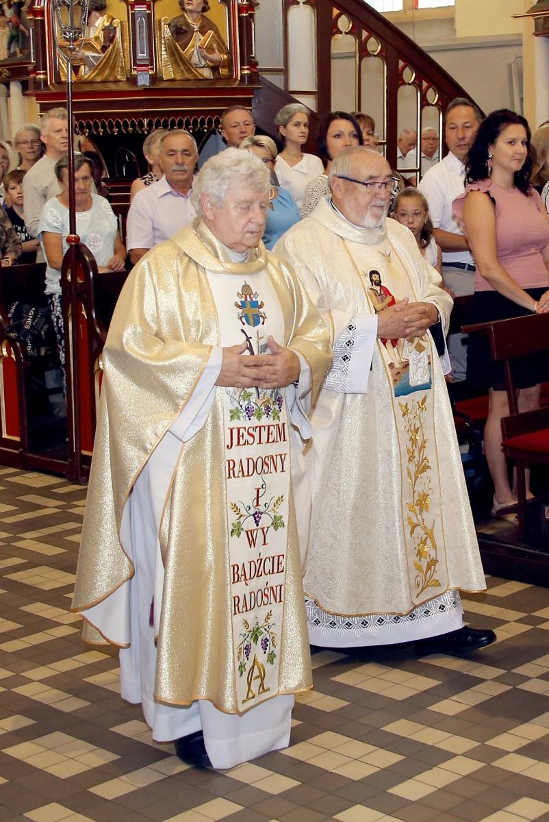 Zdjęcie w galerii na portalu naszraciborz.pl: Brawa od parafian i Krzyż Kawalerski Orderu Odrodzenia Polski od Prezydenta RP – Ostróg żegna ks. Jerzego Hetmańczyka [FOTO] wiadomości z regionu