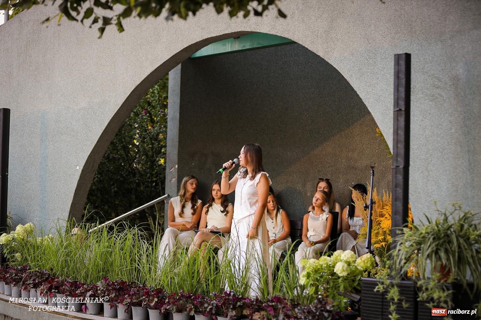 Zdjęcie w galerii na portalu naszraciborz.pl: Młode talenty na scenie parku im. Miasta Roth [FOTO i WIDEO] wiadomości z regionu