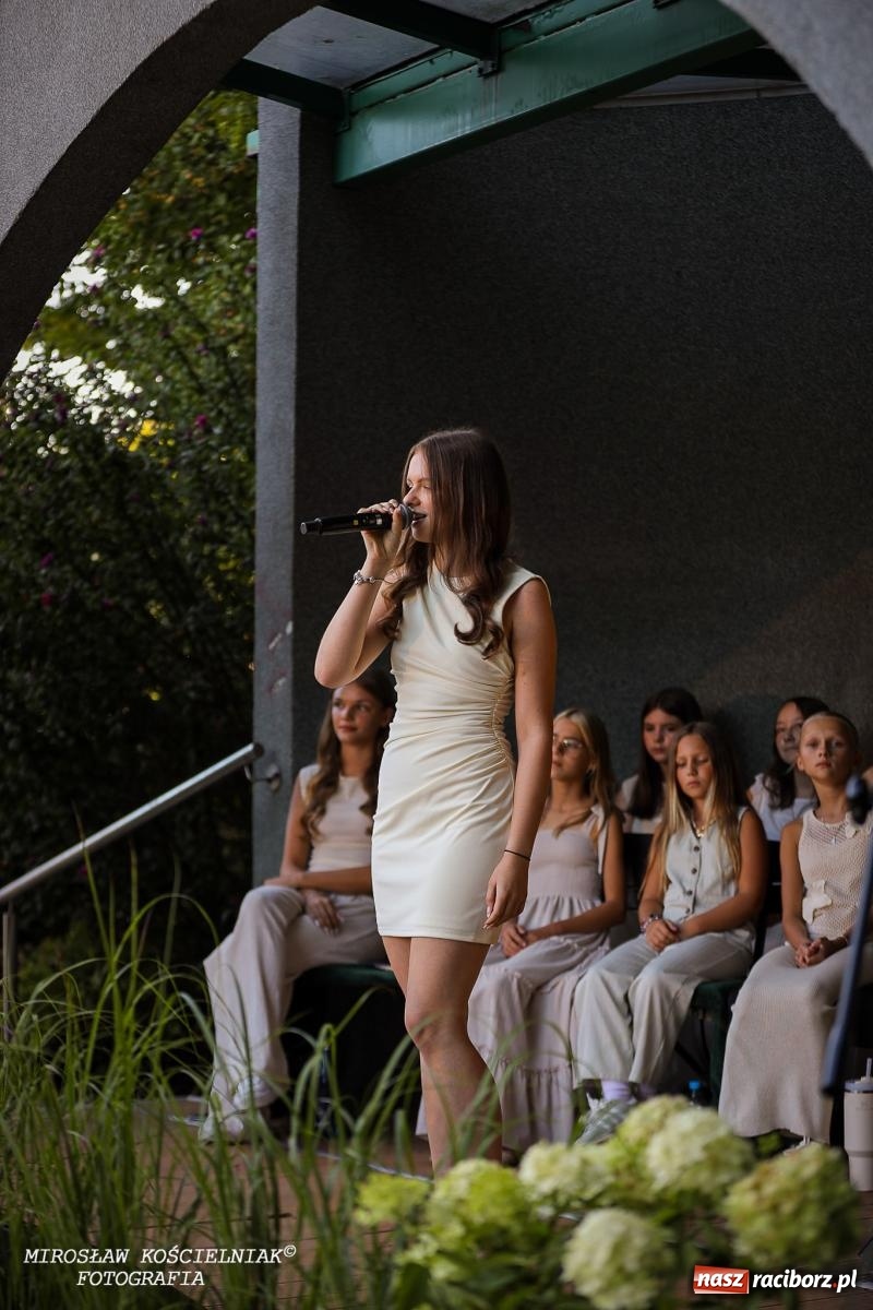 Zdjęcie w galerii na portalu naszraciborz.pl: Młode talenty na scenie parku im. Miasta Roth [FOTO i WIDEO] wiadomości z regionu