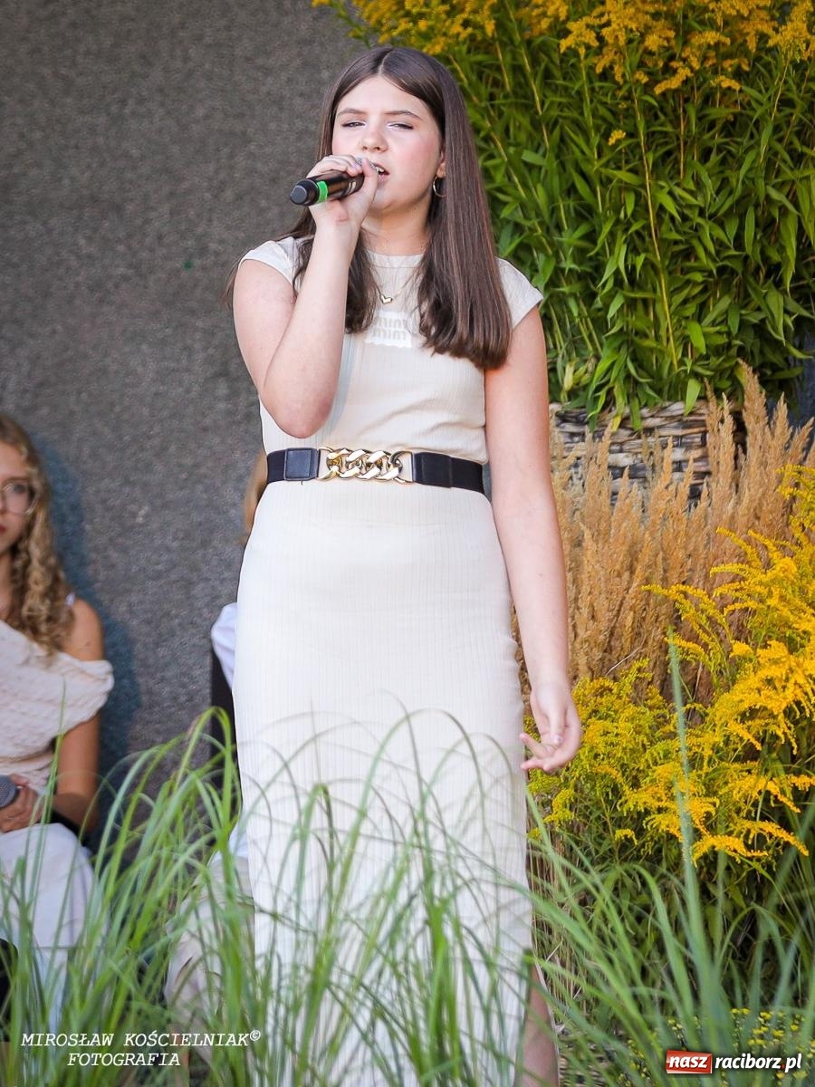 Zdjęcie w galerii na portalu naszraciborz.pl: Młode talenty na scenie parku im. Miasta Roth [FOTO i WIDEO] wiadomości z regionu