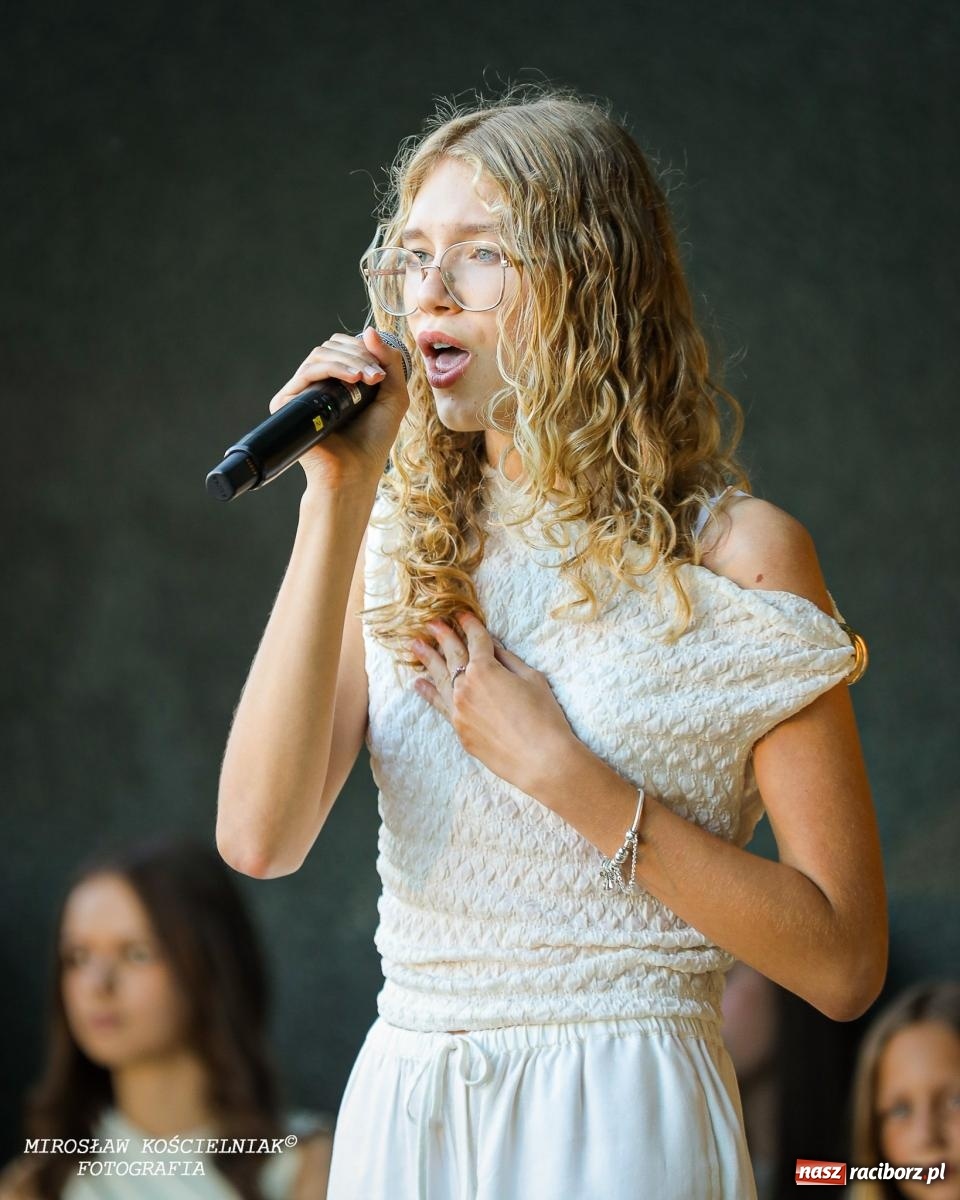 Zdjęcie w galerii na portalu naszraciborz.pl: Młode talenty na scenie parku im. Miasta Roth [FOTO i WIDEO] wiadomości z regionu