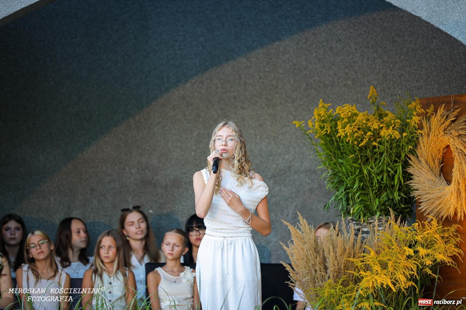 Zdjęcie w galerii na portalu naszraciborz.pl: Młode talenty na scenie parku im. Miasta Roth [FOTO i WIDEO] wiadomości z regionu