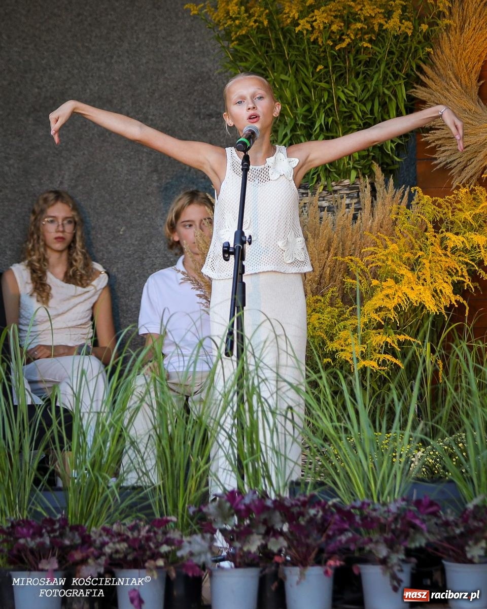 Zdjęcie w galerii na portalu naszraciborz.pl: Młode talenty na scenie parku im. Miasta Roth [FOTO i WIDEO] wiadomości z regionu