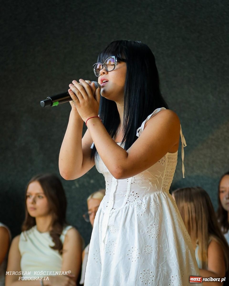 Zdjęcie w galerii na portalu naszraciborz.pl: Młode talenty na scenie parku im. Miasta Roth [FOTO i WIDEO] wiadomości z regionu