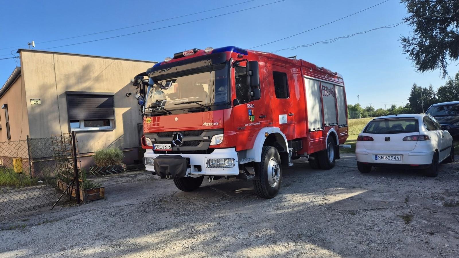 Zdjęcie w galerii na portalu naszraciborz.pl: Gniazda owadów i sprzątanie po kolizji. Niedzielne interwencje strażaków wiadomości z regionu