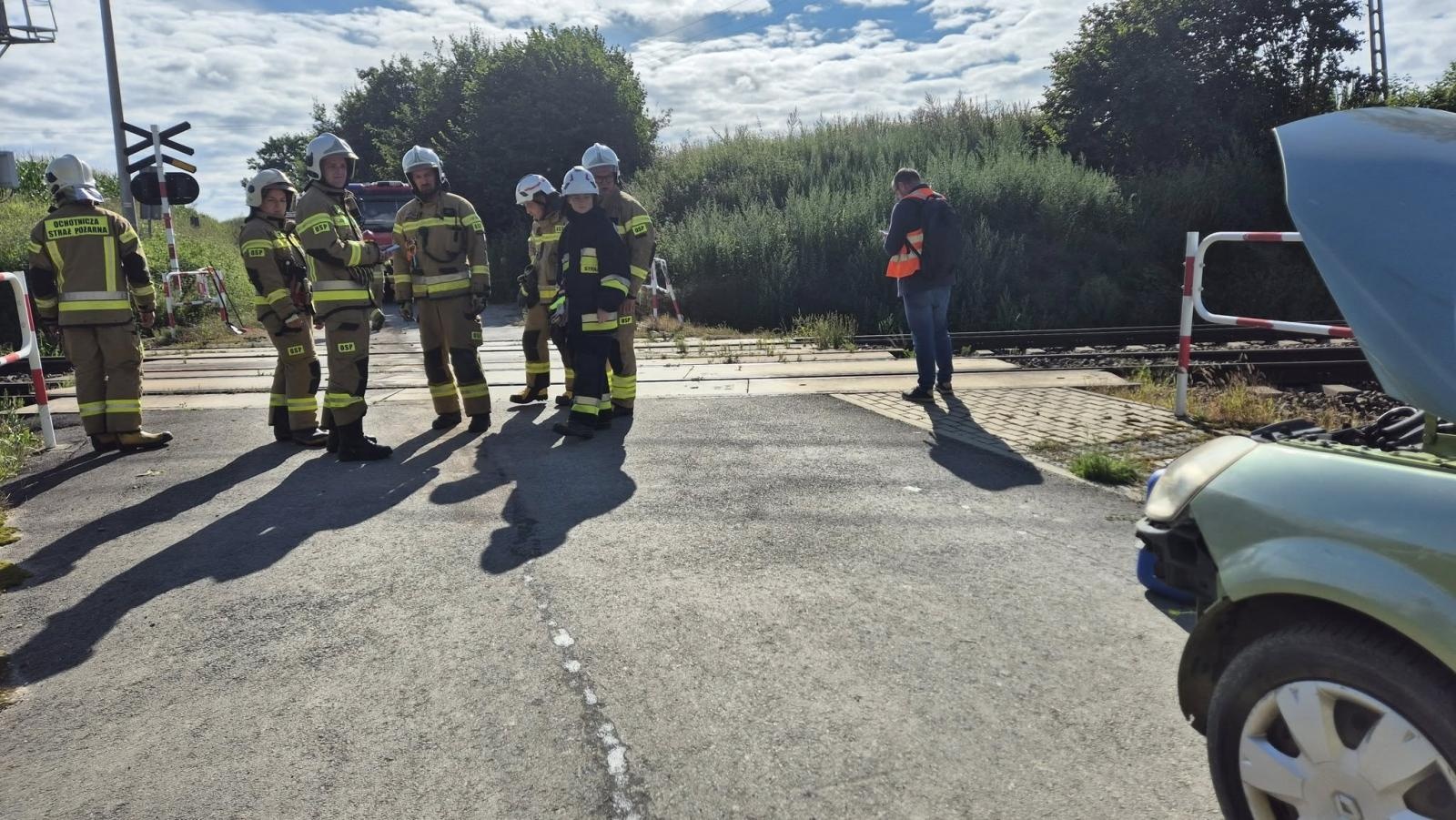 Zdjęcie w galerii na portalu naszraciborz.pl: Zderzenie samochodu z pociągiem pomiędzy Roszkowem a Krzyżanowicami wiadomości z regionu