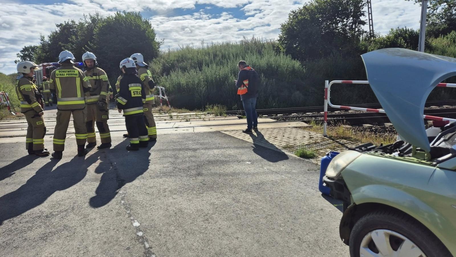 Zdjęcie w galerii na portalu naszraciborz.pl: Zderzenie samochodu z pociągiem pomiędzy Roszkowem a Krzyżanowicami wiadomości z regionu