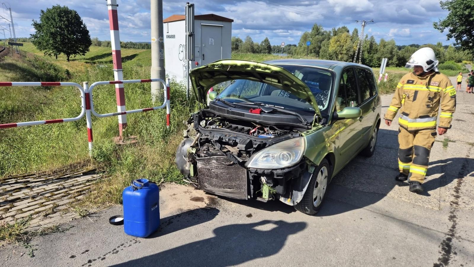 Zdjęcie w galerii na portalu naszraciborz.pl: Zderzenie samochodu z pociągiem pomiędzy Roszkowem a Krzyżanowicami wiadomości z regionu