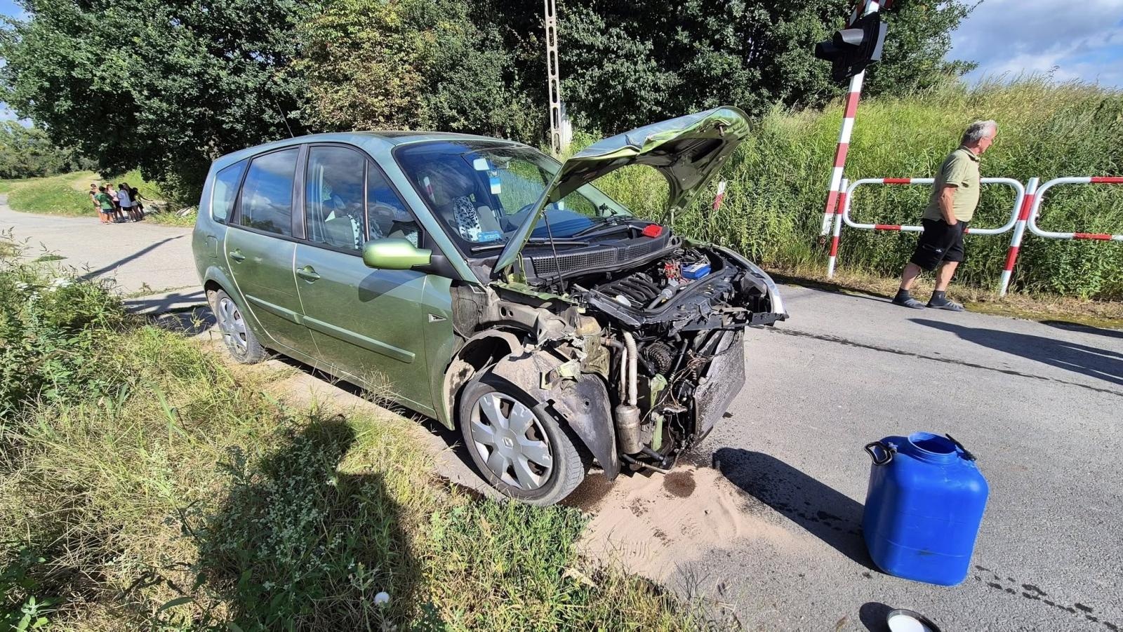 Zdjęcie w galerii na portalu naszraciborz.pl: Zderzenie samochodu z pociągiem pomiędzy Roszkowem a Krzyżanowicami wiadomości z regionu