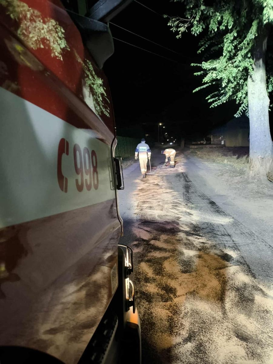 Zdjęcie w galerii na portalu naszraciborz.pl: Zapach gazu i plama na jezdni. Strażacka środa w pigułce [RAPORT 998] wiadomości z regionu