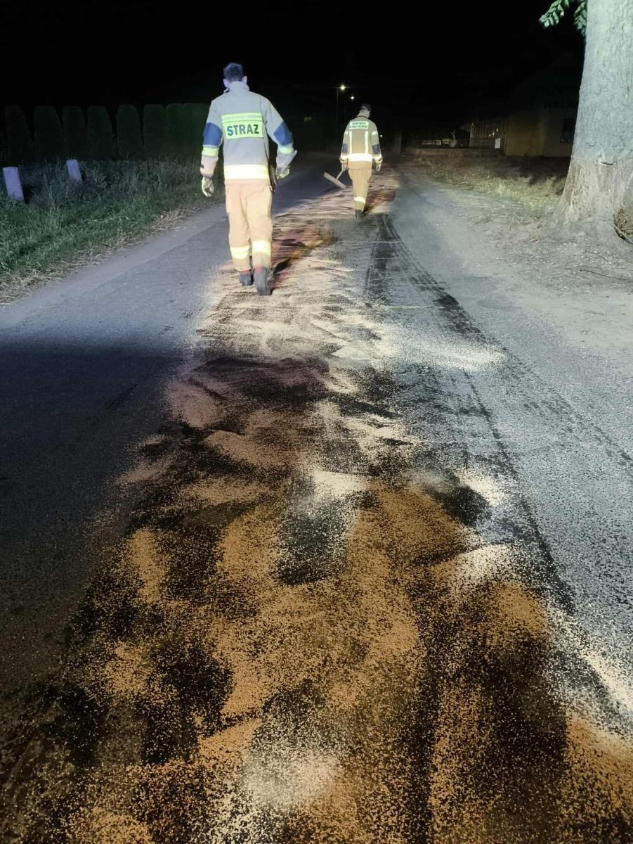 Zdjęcie w galerii na portalu naszraciborz.pl: Zapach gazu i plama na jezdni. Strażacka środa w pigułce [RAPORT 998] wiadomości z regionu