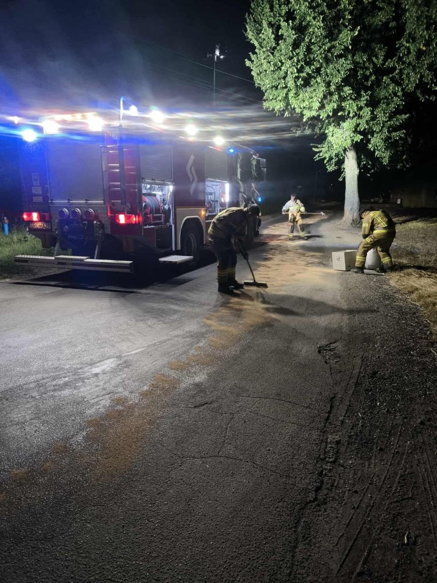 Zdjęcie w galerii na portalu naszraciborz.pl: Zapach gazu i plama na jezdni. Strażacka środa w pigułce [RAPORT 998] wiadomości z regionu