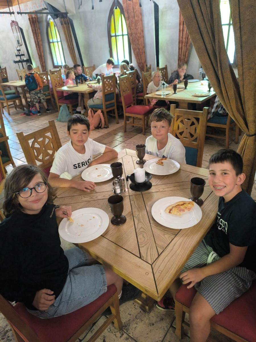 Zdjęcie w galerii na portalu naszraciborz.pl: Lato z RCK na wycieczce w Warowni Rycerzy Pszczyńskich wiadomości z regionu