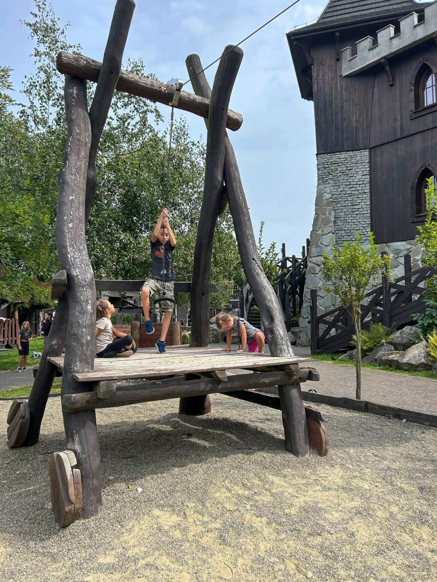 Zdjęcie w galerii na portalu naszraciborz.pl: Lato z RCK na wycieczce w Warowni Rycerzy Pszczyńskich wiadomości z regionu