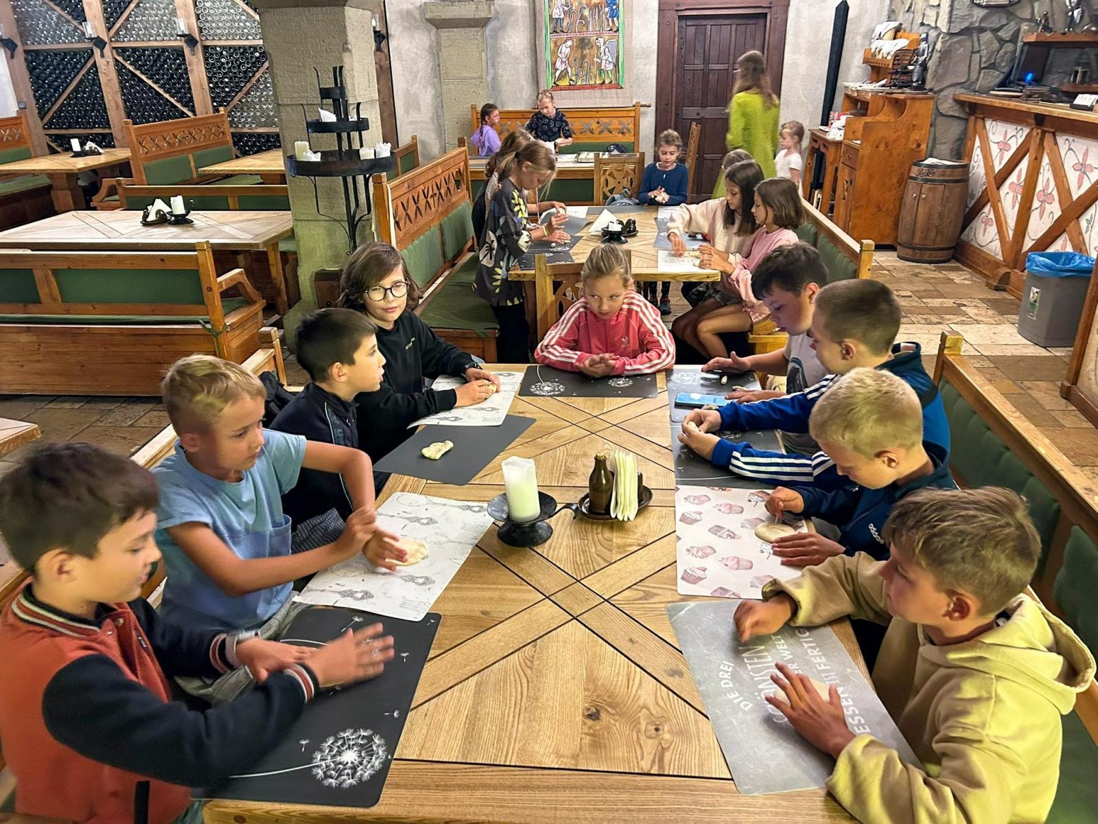 Zdjęcie w galerii na portalu naszraciborz.pl: Lato z RCK na wycieczce w Warowni Rycerzy Pszczyńskich wiadomości z regionu