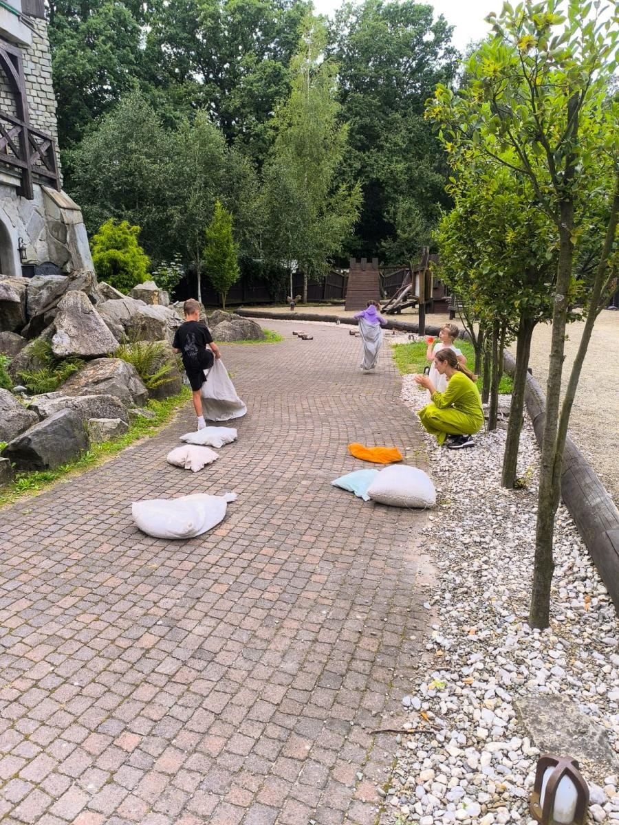 Zdjęcie w galerii na portalu naszraciborz.pl: Lato z RCK na wycieczce w Warowni Rycerzy Pszczyńskich wiadomości z regionu