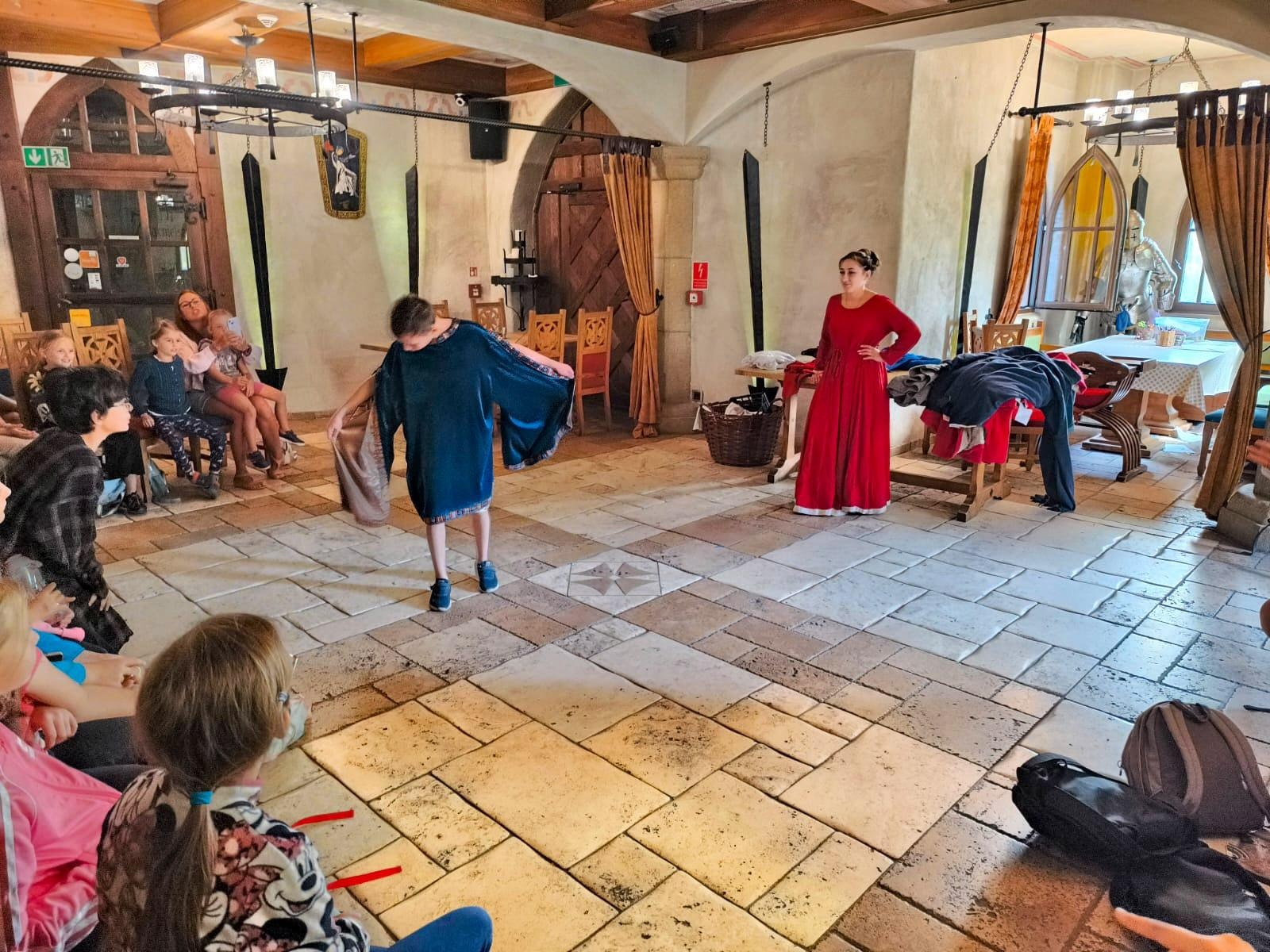 Zdjęcie w galerii na portalu naszraciborz.pl: Lato z RCK na wycieczce w Warowni Rycerzy Pszczyńskich wiadomości z regionu