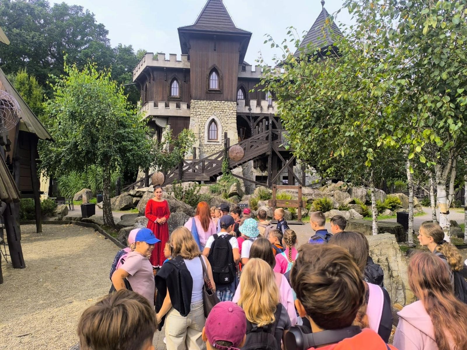 Zdjęcie w galerii na portalu naszraciborz.pl: Lato z RCK na wycieczce w Warowni Rycerzy Pszczyńskich wiadomości z regionu