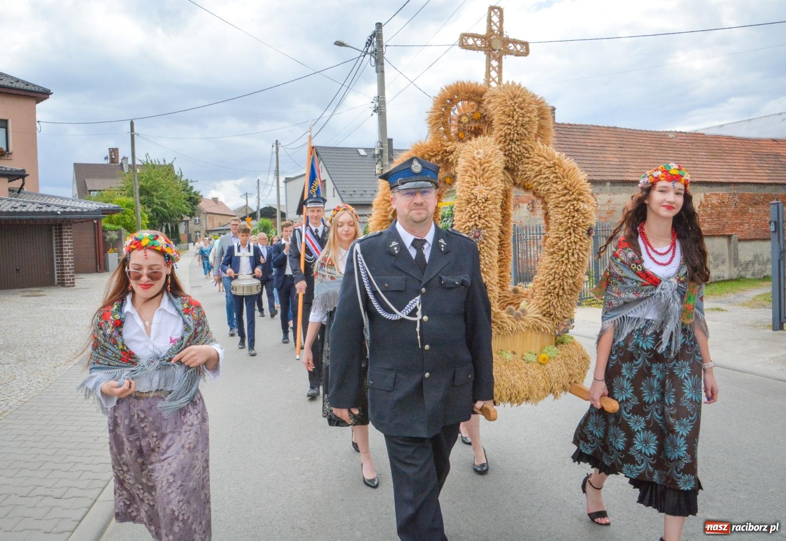 Zdjęcie w galerii na portalu naszraciborz.pl: Dożynki w Żerdzinach z debiutami i tradycją – święto plonów z nowym proboszczem i książką o wsi [FOTO i WIDEO] wiadomości z regionu