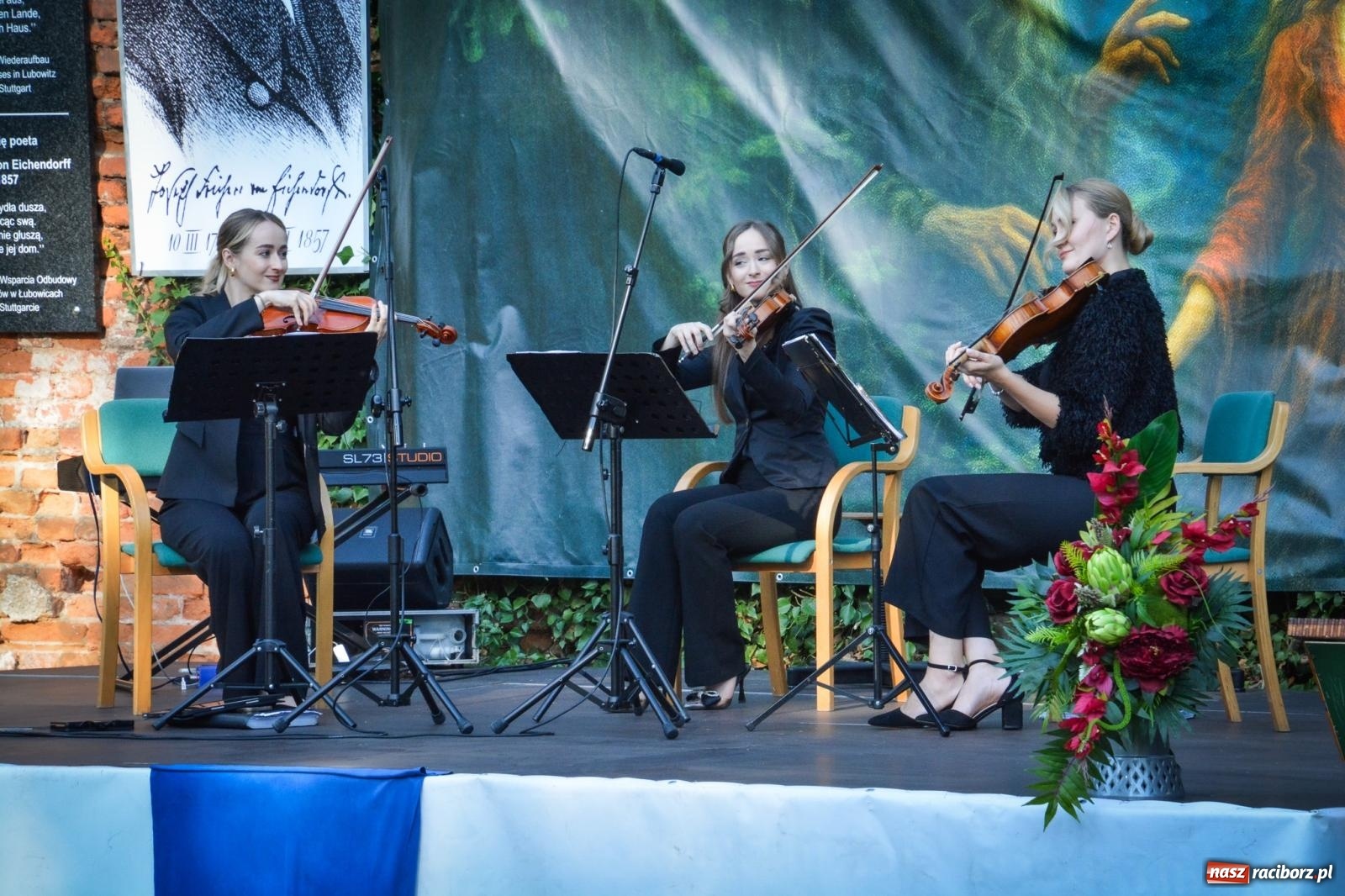 Zdjęcie w galerii na portalu naszraciborz.pl: Jesienne czary w Łubowicach – magiczny spektakl przy ruinach pałacu Eichendorffów wiadomości z regionu