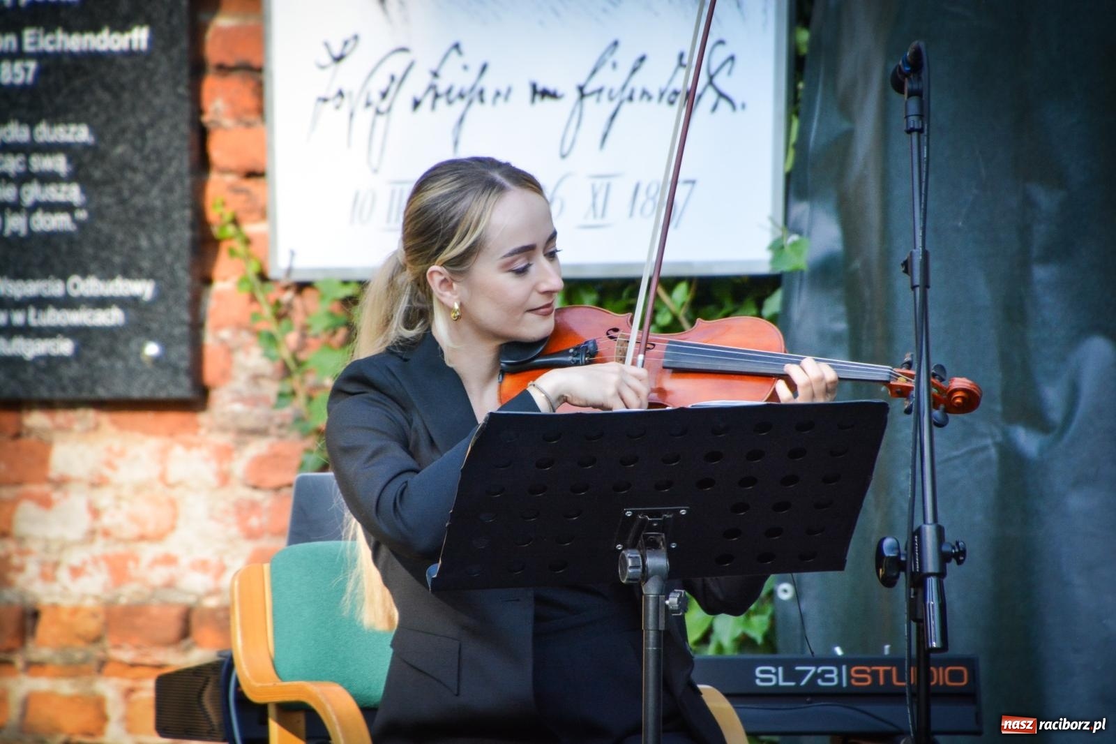 Zdjęcie w galerii na portalu naszraciborz.pl: Jesienne czary w Łubowicach – magiczny spektakl przy ruinach pałacu Eichendorffów wiadomości z regionu