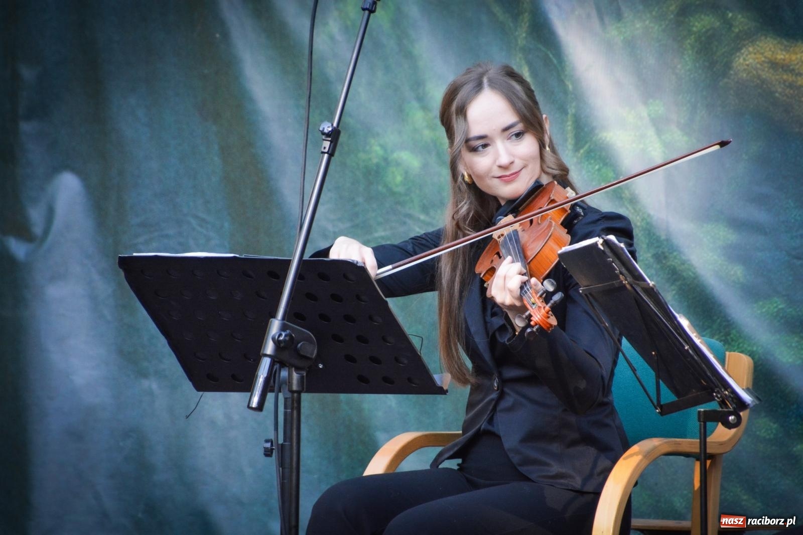Zdjęcie w galerii na portalu naszraciborz.pl: Jesienne czary w Łubowicach – magiczny spektakl przy ruinach pałacu Eichendorffów wiadomości z regionu