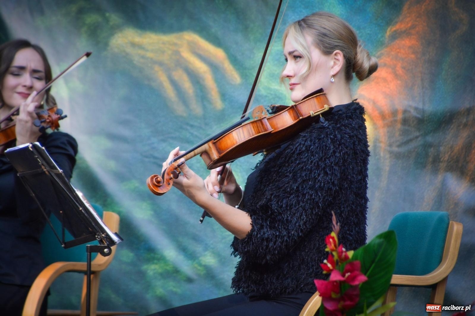 Zdjęcie w galerii na portalu naszraciborz.pl: Jesienne czary w Łubowicach – magiczny spektakl przy ruinach pałacu Eichendorffów wiadomości z regionu