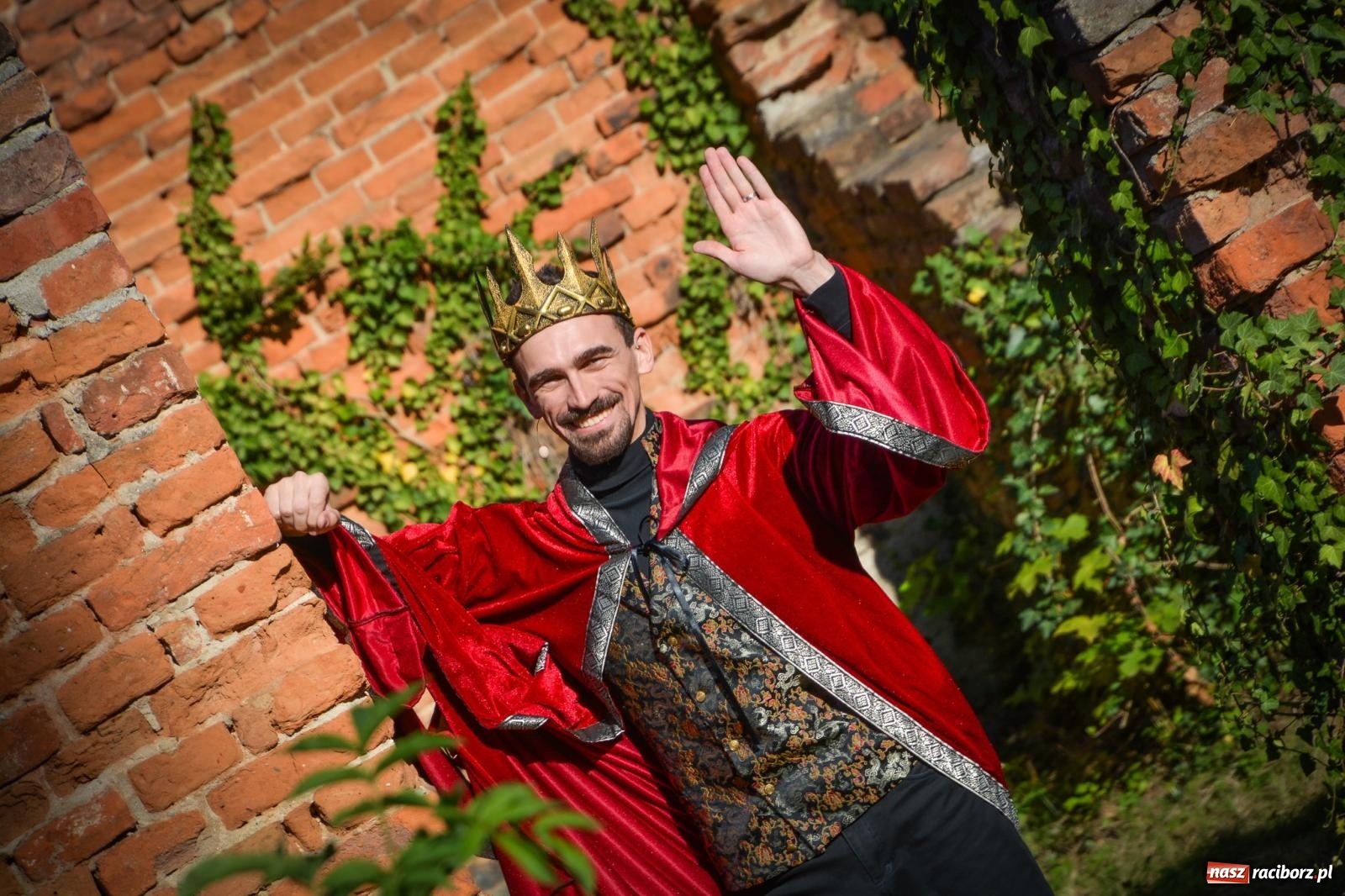 Zdjęcie w galerii na portalu naszraciborz.pl: Jesienne czary w Łubowicach – magiczny spektakl przy ruinach pałacu Eichendorffów wiadomości z regionu