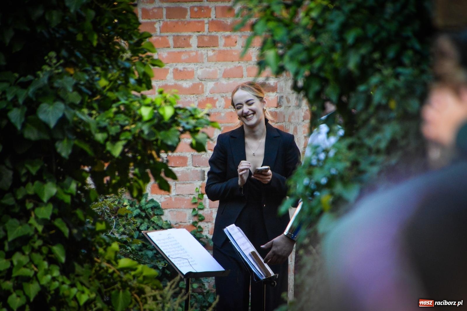 Zdjęcie w galerii na portalu naszraciborz.pl: Jesienne czary w Łubowicach – magiczny spektakl przy ruinach pałacu Eichendorffów wiadomości z regionu