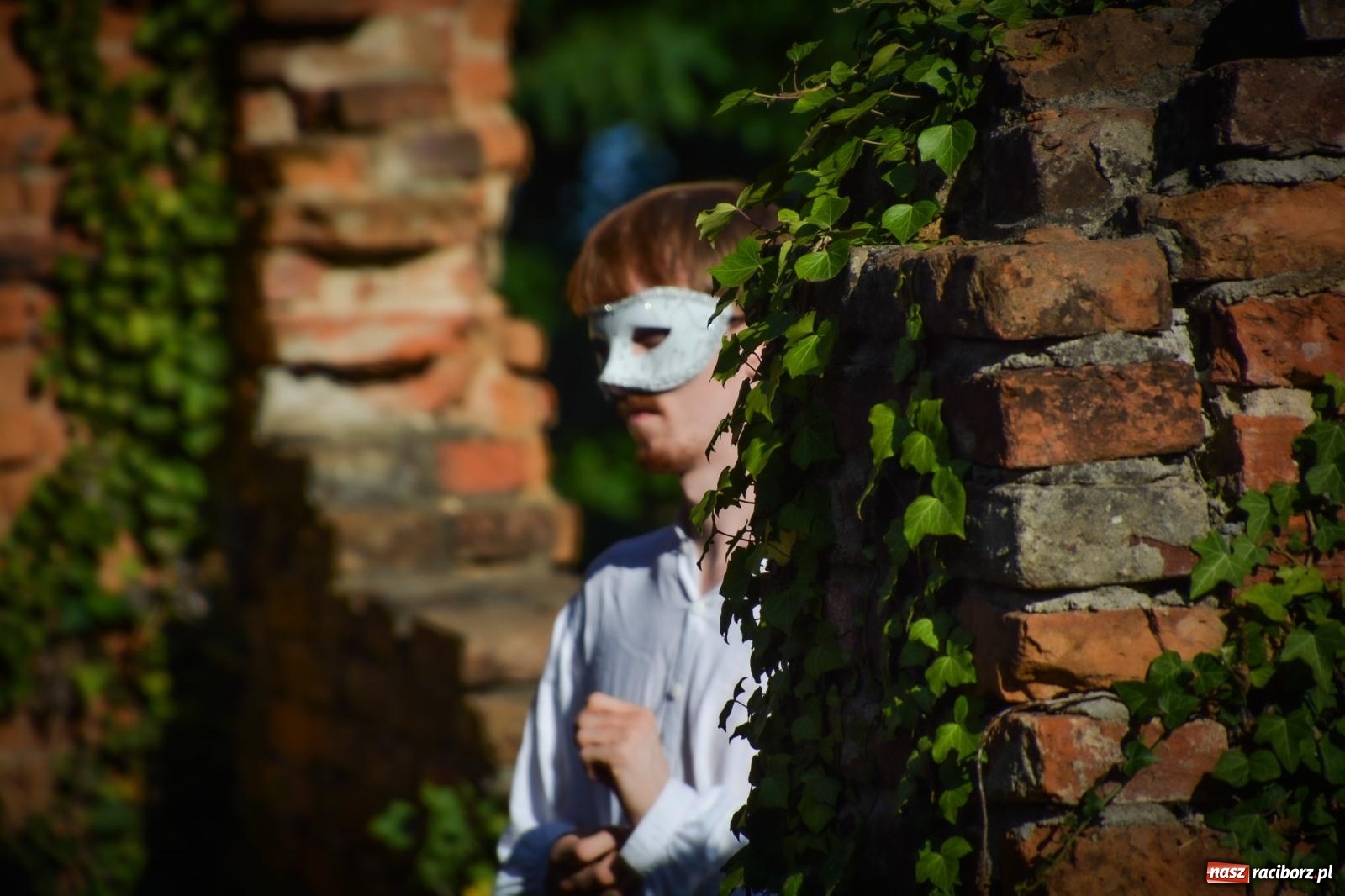 Zdjęcie w galerii na portalu naszraciborz.pl: Jesienne czary w Łubowicach – magiczny spektakl przy ruinach pałacu Eichendorffów wiadomości z regionu