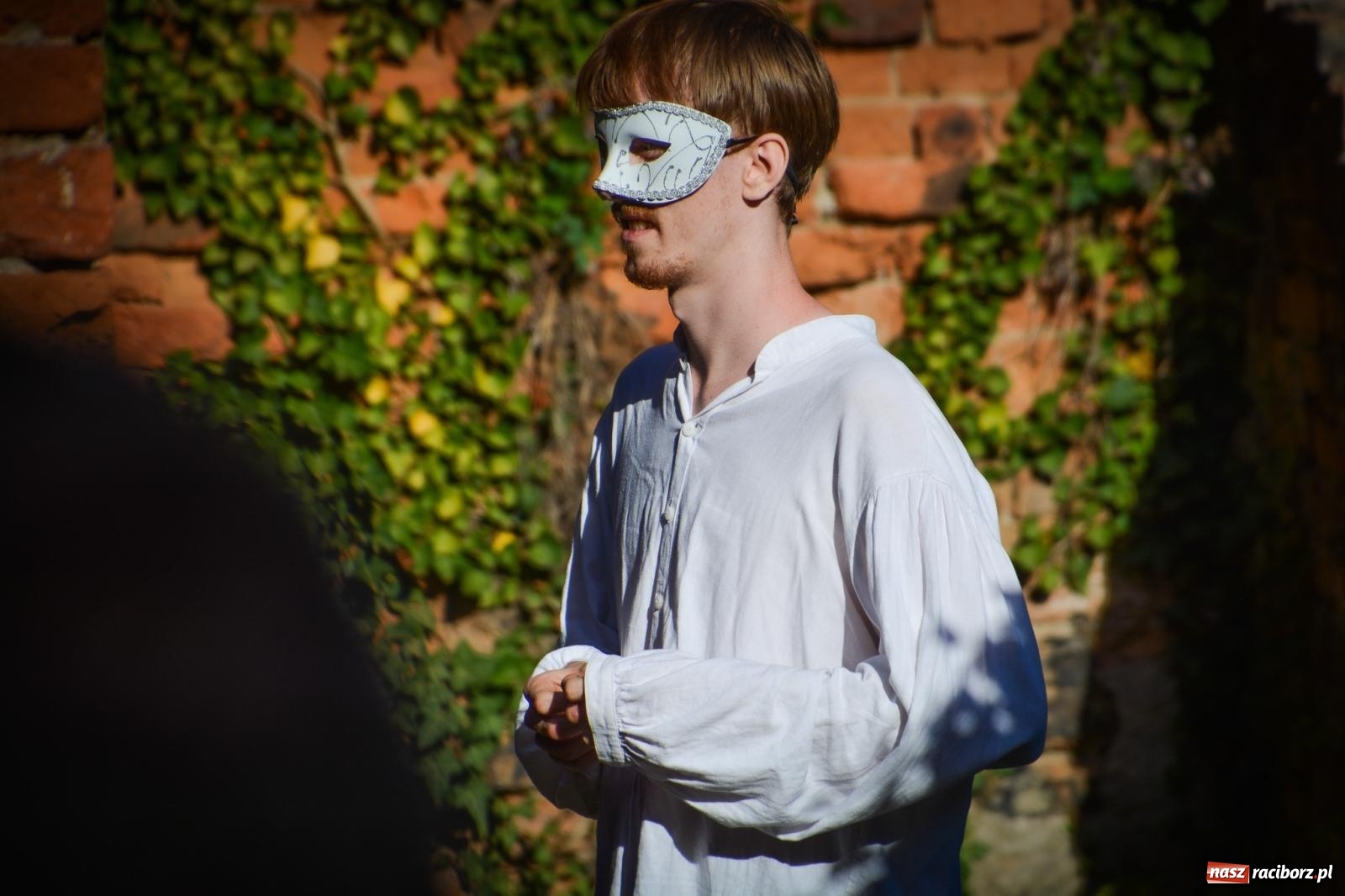 Zdjęcie w galerii na portalu naszraciborz.pl: Jesienne czary w Łubowicach – magiczny spektakl przy ruinach pałacu Eichendorffów wiadomości z regionu